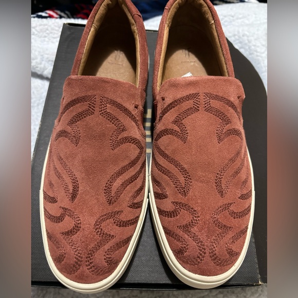 Frye Shoes - NWT Frye Beautiful Women’s Suede Ivy Primrose Slip Ons 7M